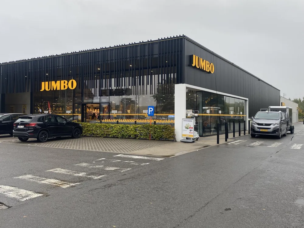 Jumbo-vestiging met het Compleet Cleaning-busje op locatie