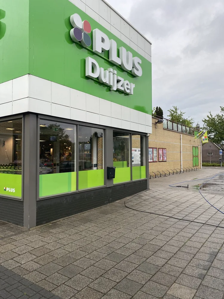 PLUS Duijzer: gevel en glas stralend schoon